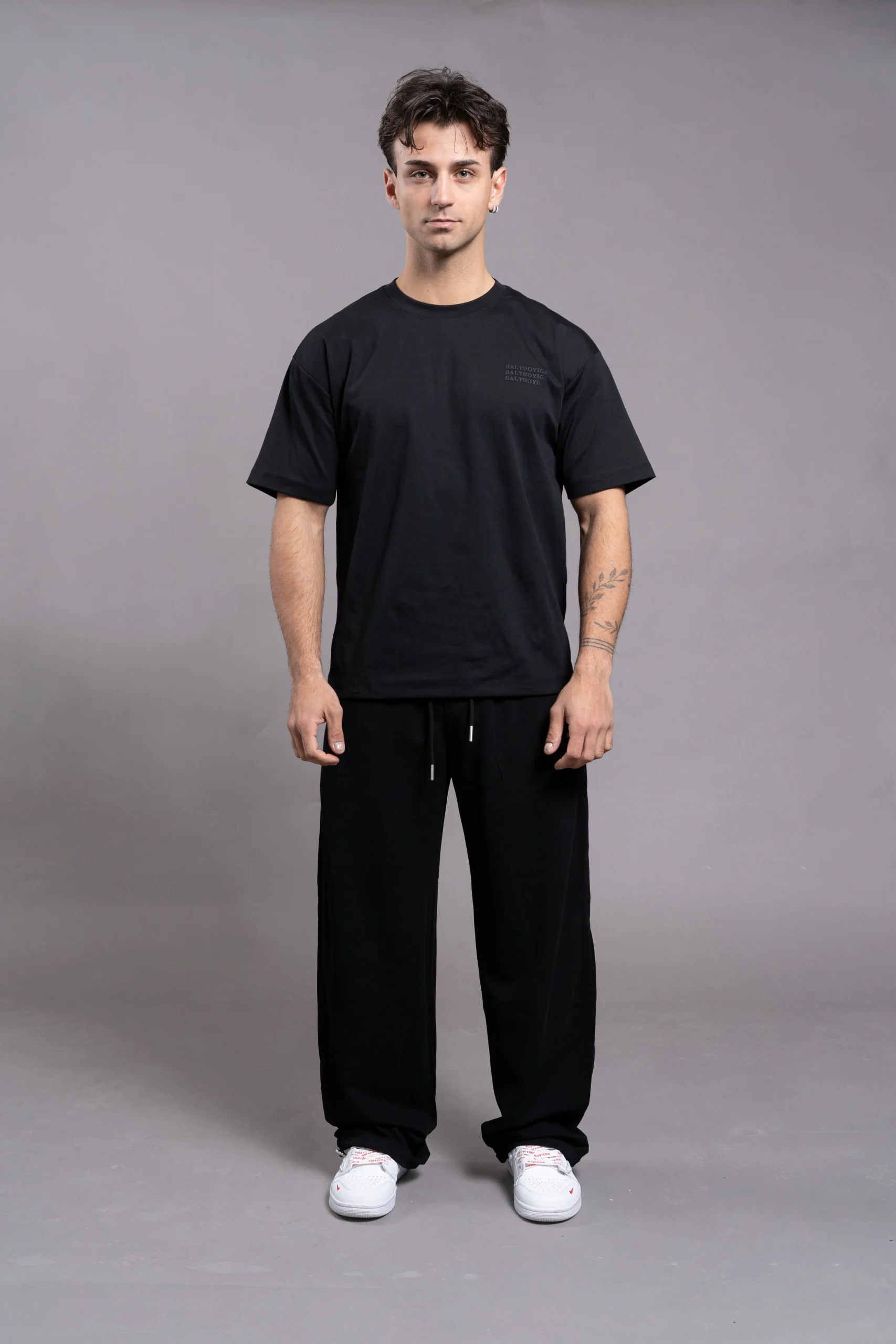 Alternative view of Y267112-1 Jogging negro