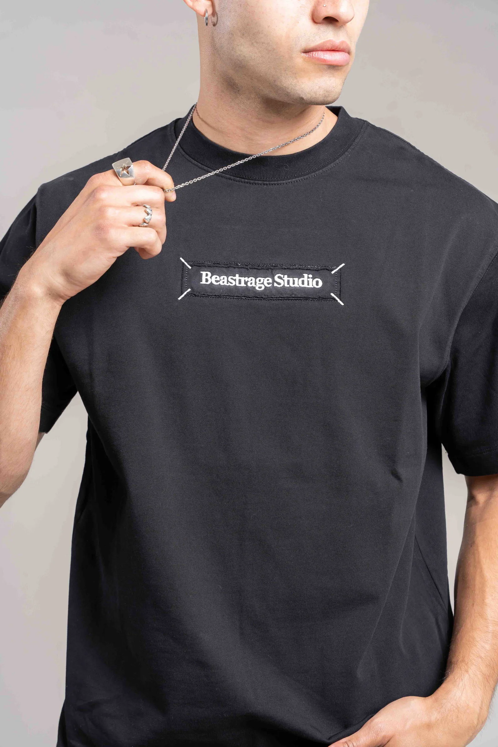 Alternative view of 200R  Remera con apliques Bordado