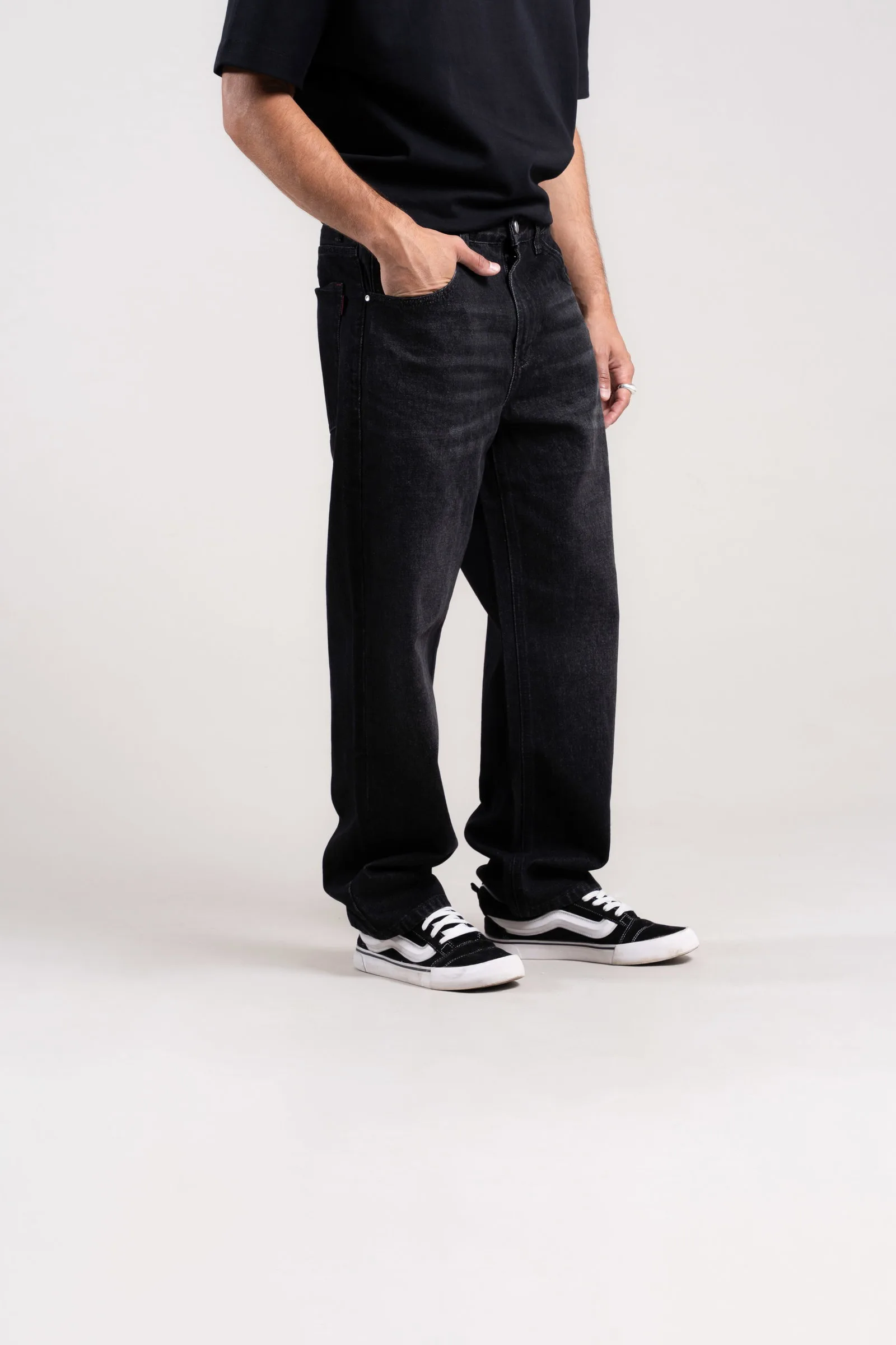 Alternative view of D302 - RELAXED BLACK